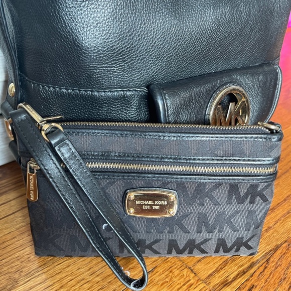 Michael Kors Leather bag and Full Sized Wristlet Bundle - Picture 4 of 8
